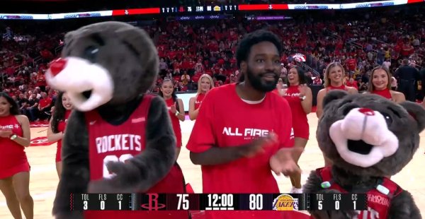 配资推荐 不行你上去打吧？火箭球迷logo三分一击毙命 带走25000美元！