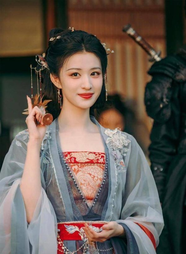 武汉股票配资公司 从被嘲腰粗到全网夸！王楚然凭啥让内娱审美变天？