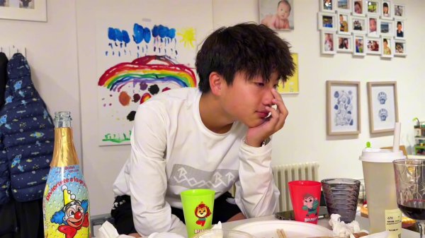 股票配资10倍 泪崩！拉玛西亚中国第一人李昊炎回忆踢球历程时泪崩，相拥而泣